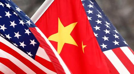 Chinese and US flags are displayed. 