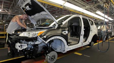 Louisville Assembly Plant employees work to assemble the new 2013 Ford Escape on the production line in Louisville, Kentucky, June 13, 2012. REUTERS/John Sommers II/File Photo
