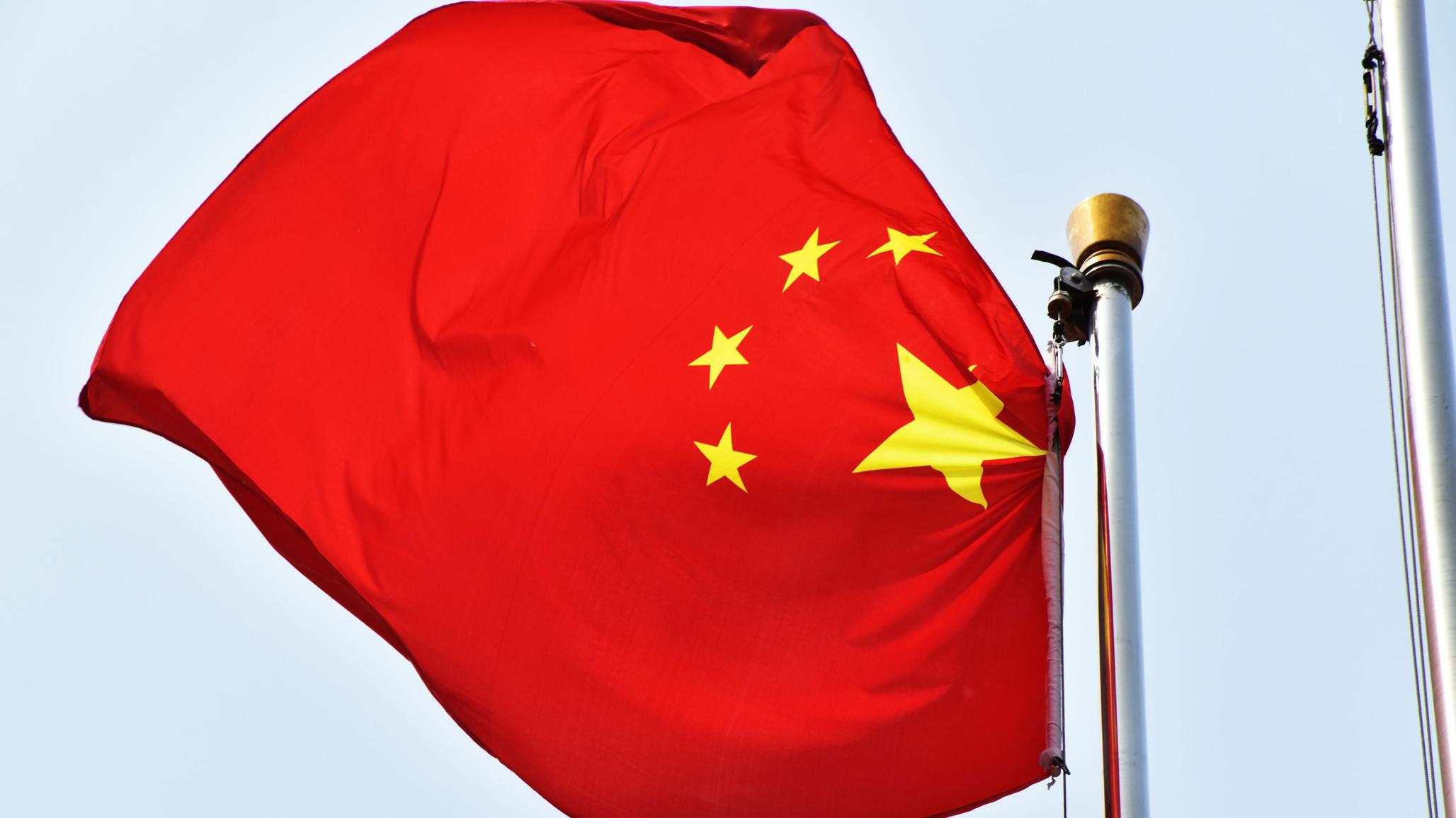 Chinese flag, image by David Yu/Pixabay