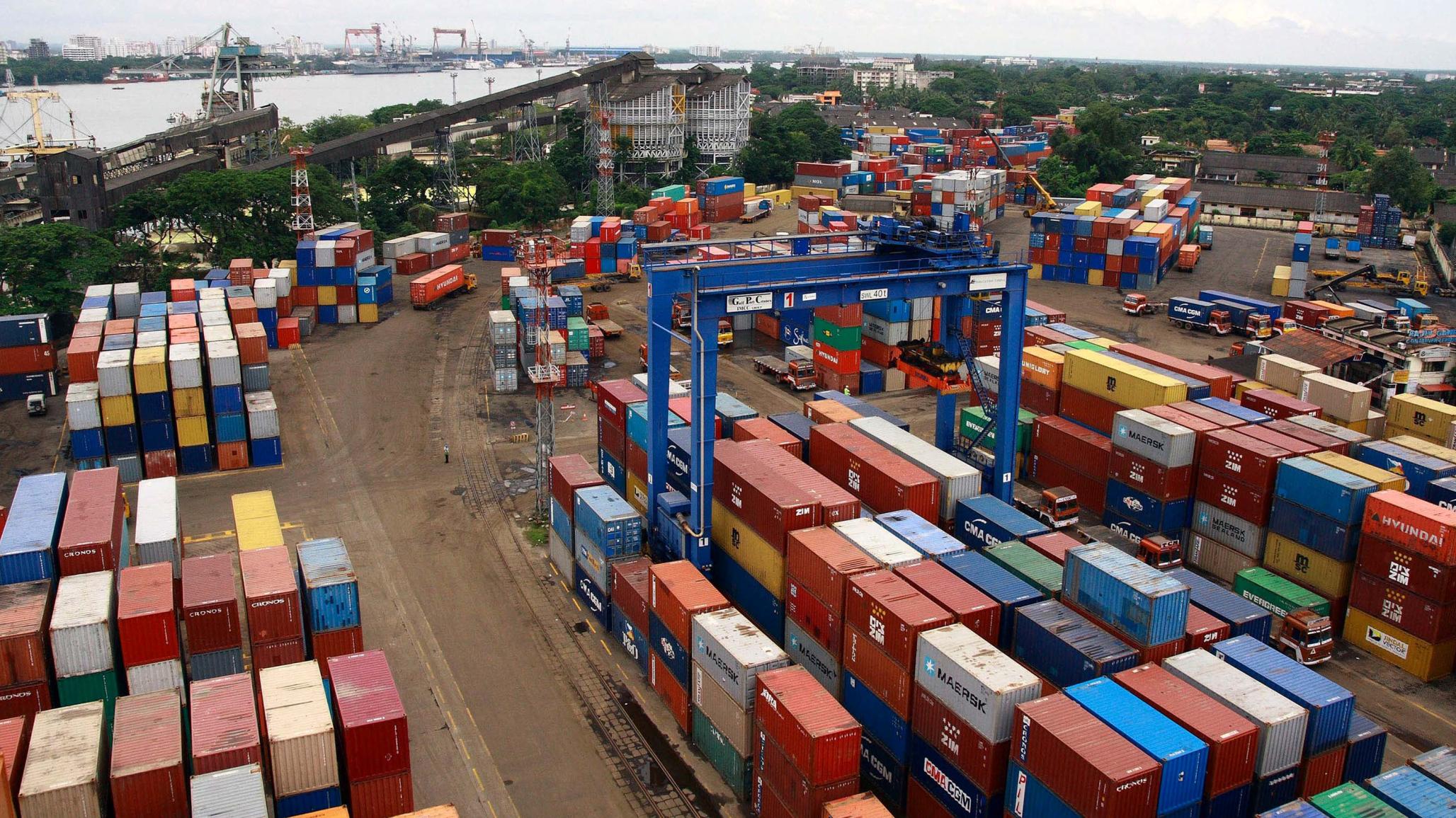 Shipping containers stand stacked at a port in the southern Indian state of Kerala. Photo taken July 27, 2009. REUTERS/Sivaram V