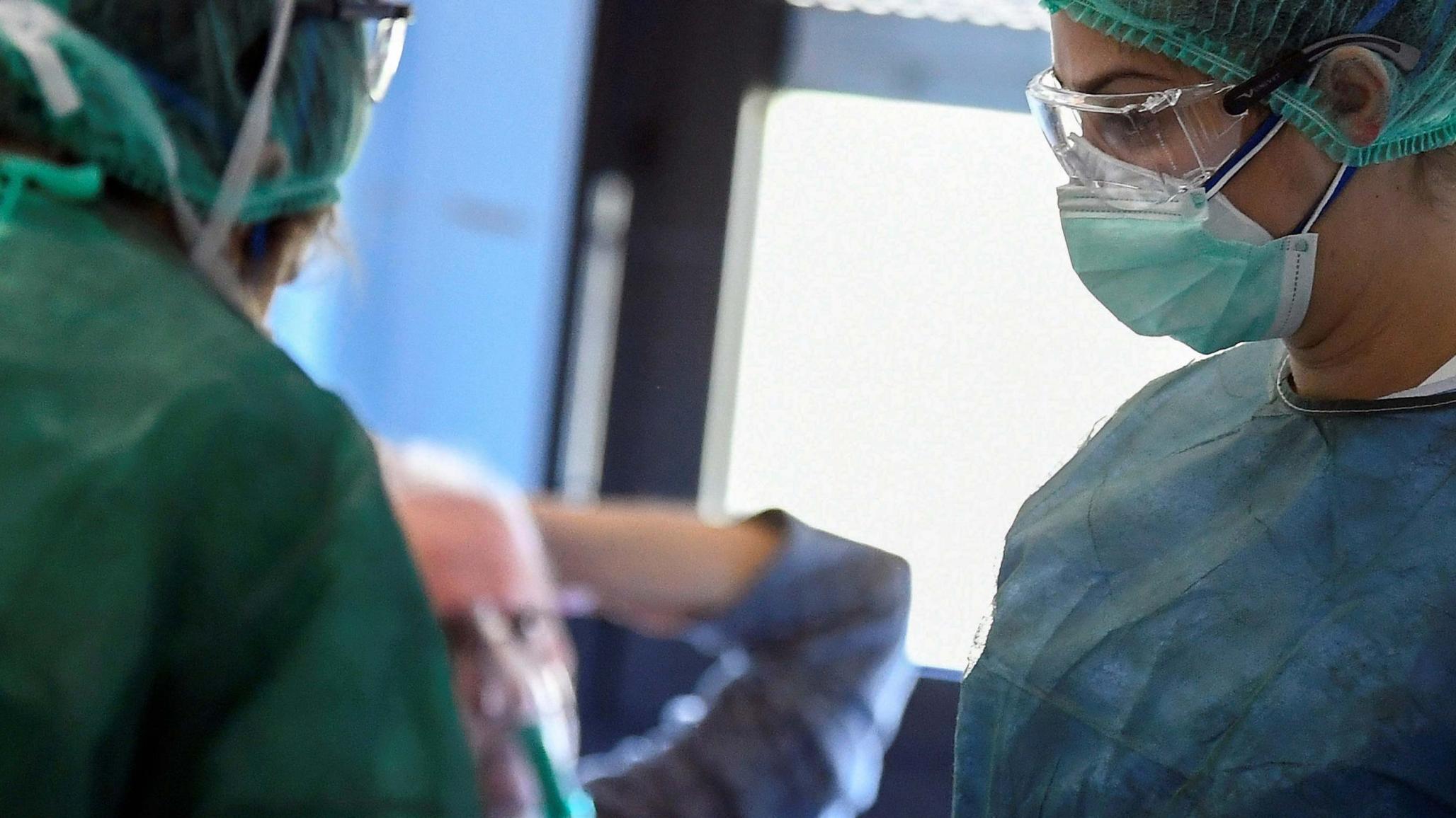 Medical staff wearing protective masks, glasses and suits treat patients suffering from coronavirus disease (COVID-19) in an intensive care unit at the Oglio Po hospital in Cremona, Italy March 19, 2020. 