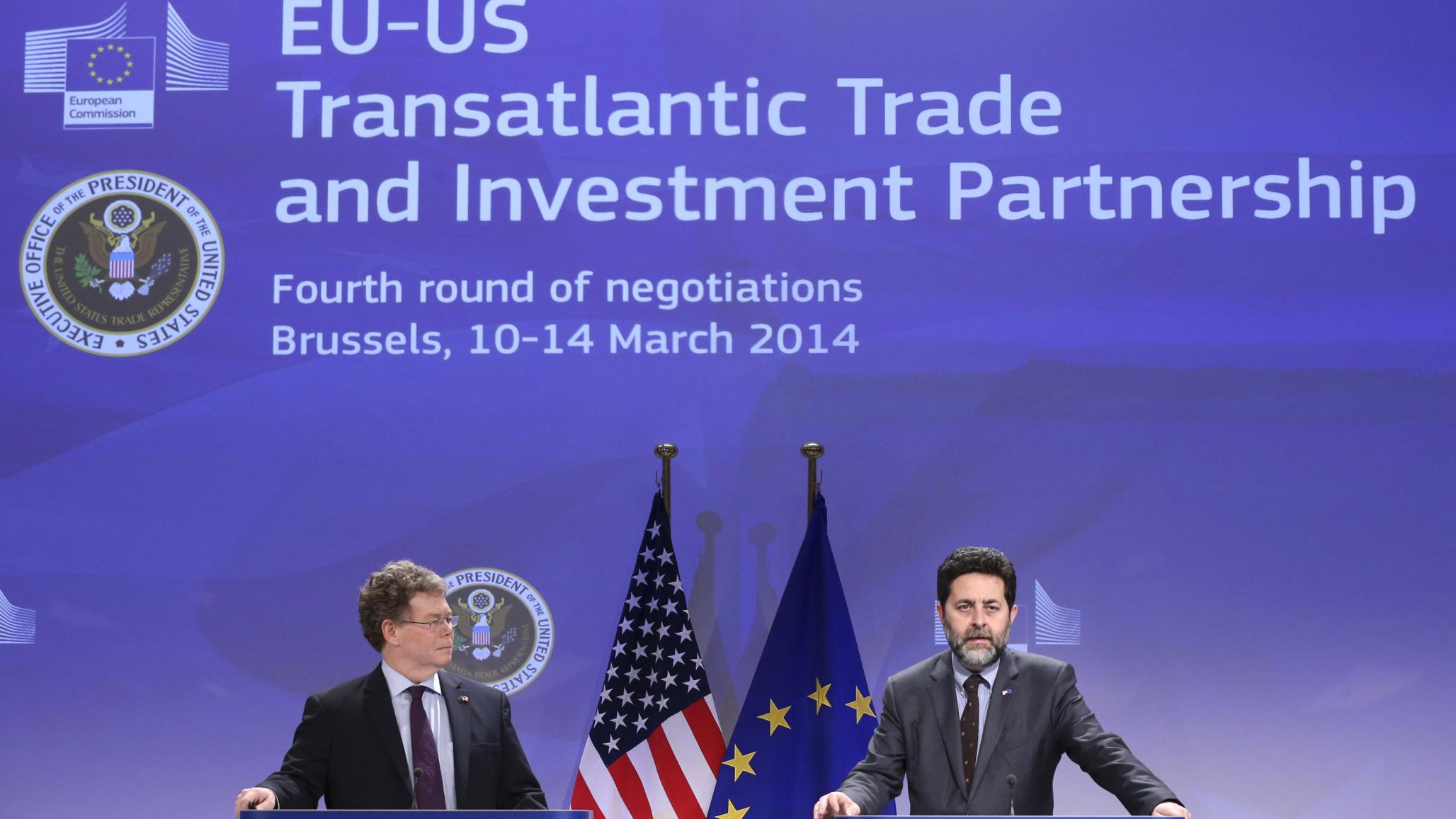 EU chief negotiator Ignacio Garcia Bercero and US chief negotiator Dan Mullaney (L) at a joint news conference